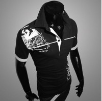 Polo con estampado en hombro y cadera